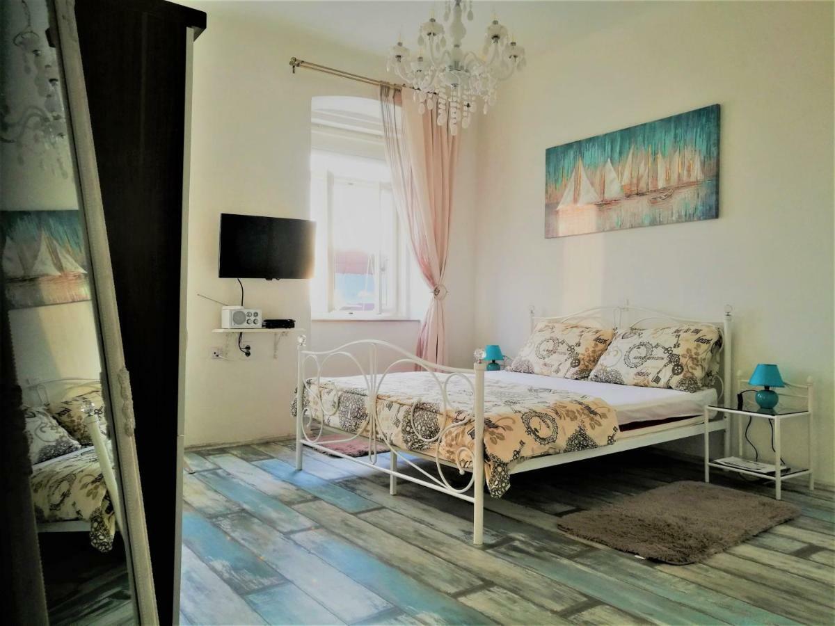 Main Square Apartments With Sea View Pula Exteriör bild