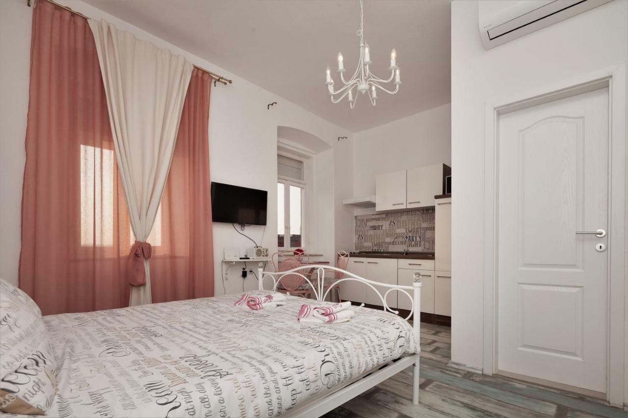 Main Square Apartments With Sea View Pula Exteriör bild